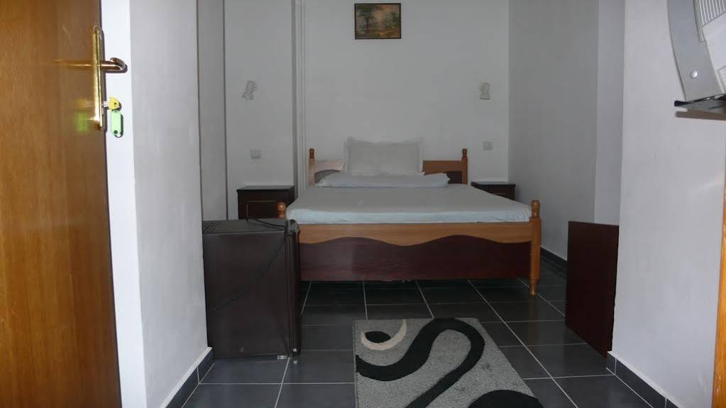 Hotel Uranus Bukarest Kültér fotó